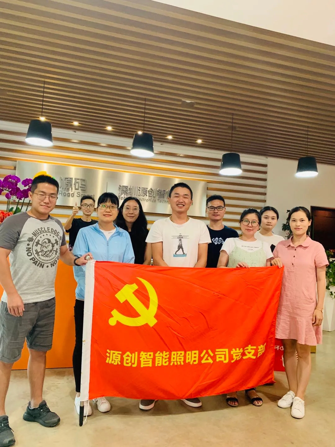 喜逢中秋加國(guó)慶，月圓家圓就團(tuán)圓