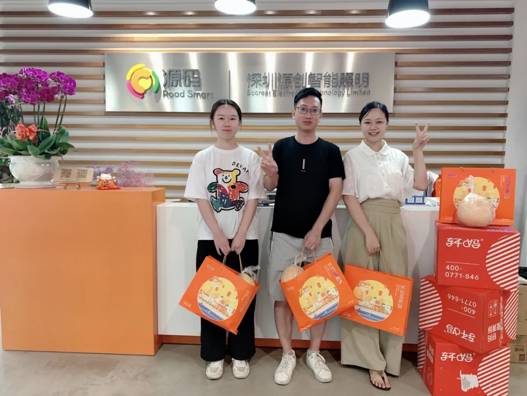 喜逢中秋加國(guó)慶，月圓家圓就團(tuán)圓