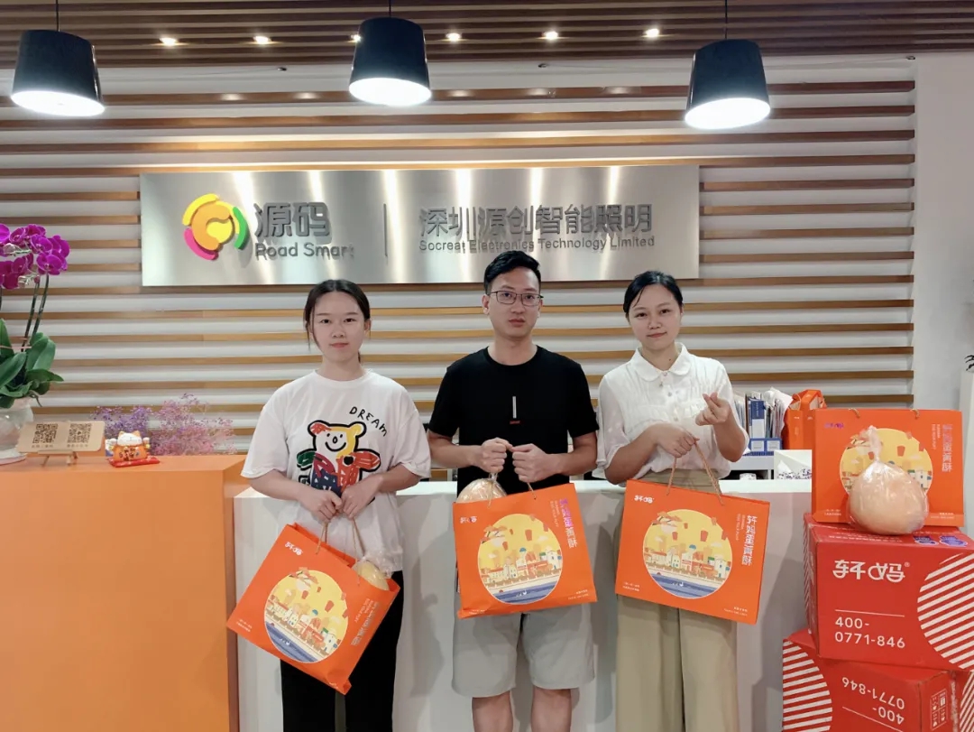 喜逢中秋加國(guó)慶，月圓家圓就團(tuán)圓